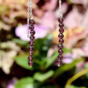 ガーネットビーズのダングルイヤリング：スターリングシルバーのスレッダー、ミニマリストジュエリー