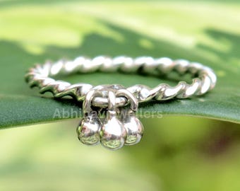 Delicato anello in argento sterling con campanellini: fascia intrecciata minimalista