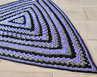 Crochet Granny's Triangle Blanket Pattern (Triangular Granny Square Blanket)