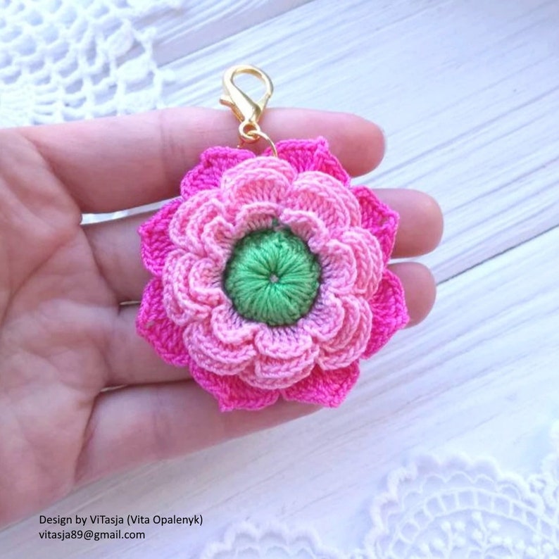 Puede incluir: Un llavero de flores de ganchillo rosa y verde con un cierre de metal dorado. Dise&ntilde;o de VitaSja (Vita Opalenyk) vitasja89@gmail.com