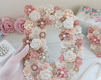Patrón de flores/letras de ganchillo. Letra para regalo. Flores universales para coser y decorar artículos. Ideal para hacer accesorios y adornos. Bodas.
