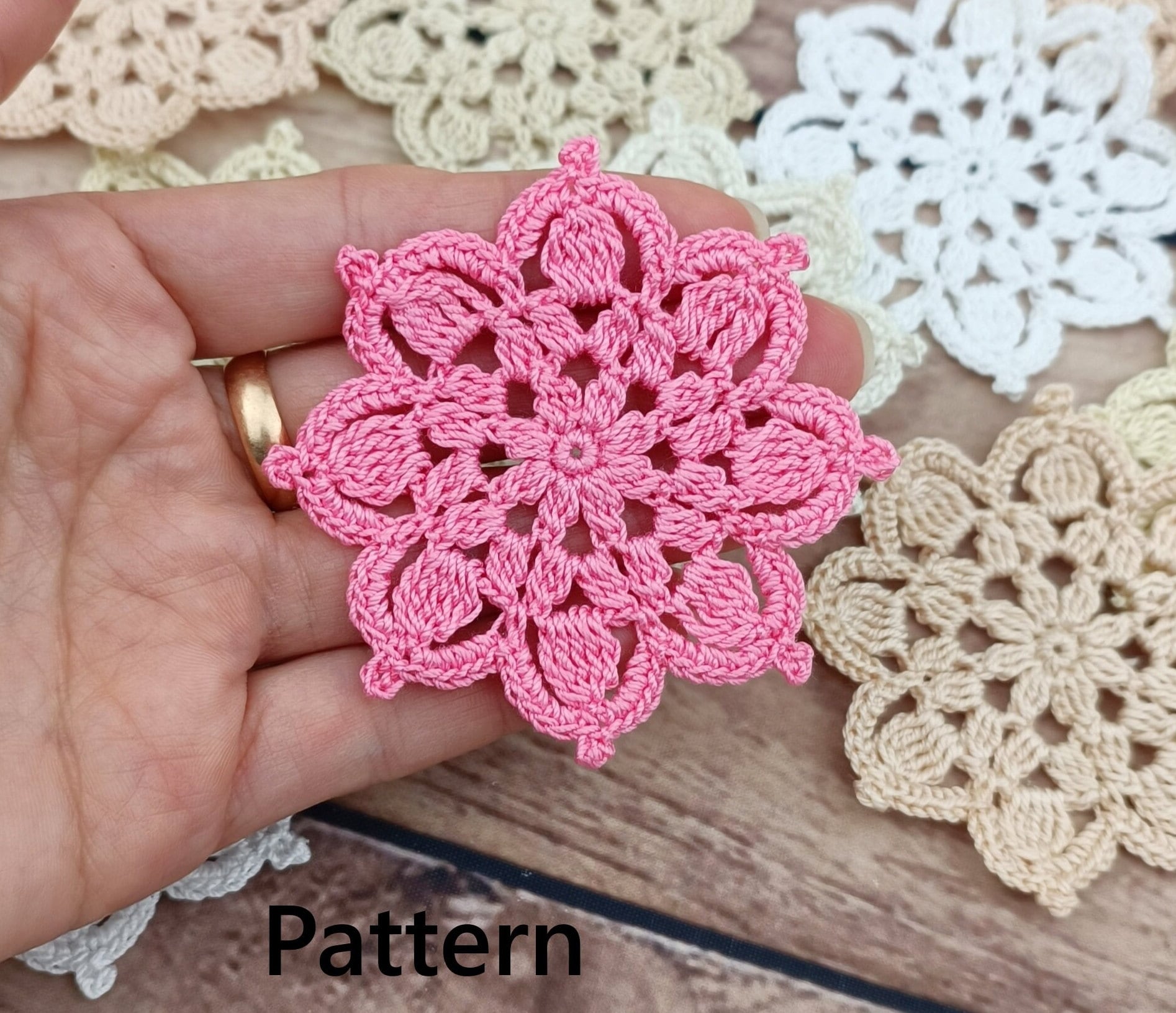 Un carnet customisé d'un napperon au crochet