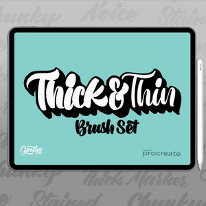 Può includere: Un tablet digitale che mostra un design grafico per un set di pennelli chiamato "Thick & Thin" su uno sfondo blu chiaro. Il testo "Made for Procreate" è visualizzato sotto il design grafico. Uno stilo bianco è posizionato a destra del tablet.