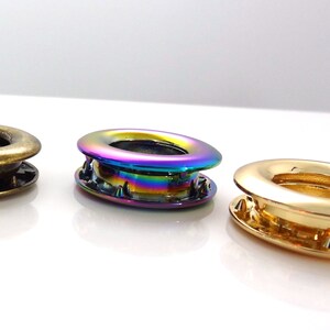 K&ouml;nnte beinhalten: Drei Metallstifte in verschiedenen Ausf&uuml;hrungen: Antikmessing, Regenbogen-Iridescent und Gold. Die Stifte sind f&uuml;r die Verwendung in der Lederverarbeitung und anderen DIY-Projekten konzipiert.