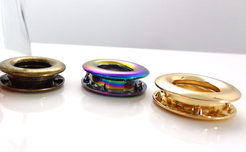 K&ouml;nnte beinhalten: Drei Metallstifte in verschiedenen Ausf&uuml;hrungen: Antikmessing, Regenbogen-Iridescent und Gold. Die Stifte sind f&uuml;r die Verwendung in der Lederverarbeitung und anderen DIY-Projekten konzipiert.