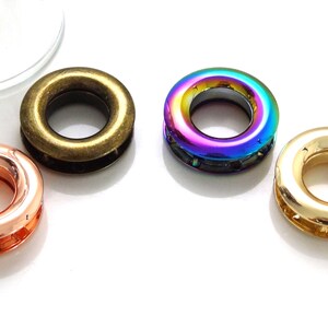 K&ouml;nnte beinhalten: Vier Metall&ouml;sen in verschiedenen Ausf&uuml;hrungen: Antikmessing, Ros&eacute;gold, Regenbogen-Iridescent und Gold.