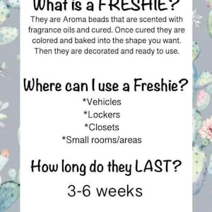 以下が含まれることがあります： 「What is a FRESHIE?」と「They are Aroma beads that are scented with fragrance oils and cured. Once cured they are coloured and baked into the shape you want. Then they are decorated and ready to use.」というテキストが書かれた、薄い青とグレーのグラフィック。 「Where can I use a Freshie?」というテキストの後に、場所のリストが続きます。「*Vehicles *Lockers *Closets *Small rooms/areas」。 「How long do they LAST?」というテキストの後に、「3-6 weeks」というテキストが続きます。