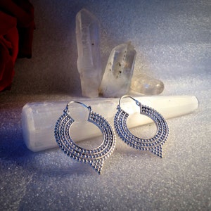 Boucles d&#39;oreilles creoles tribales plaquées argent - Orecchini cerchi tribali placcati in argento
