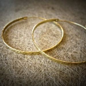 Boucles d&#39;oreilles créoles dorée martelée en laiton