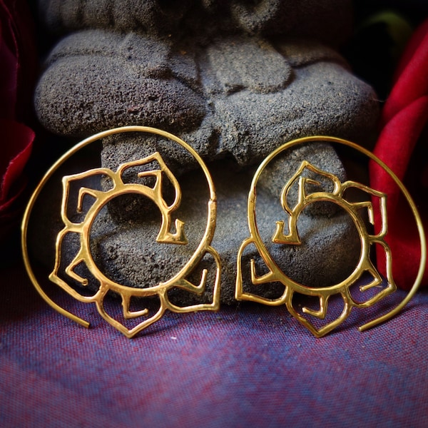 Boucles d'oreille spirales dorées créoles bohèmes tribales fleur de lotus en laiton - Earrings golden brass hoops tribal Indian Bohemian