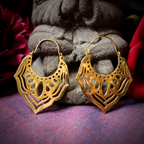 Boucles d'oreille dorées fleur de lotus en laiton - Earrings golden Brass lotus flower tribal ethnic Indian Bohemian hoops