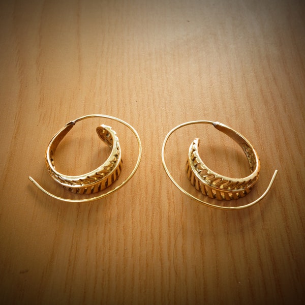 Boucles d'oreille spirales dorées feuille créoles bohèmes tribales en laiton - Earrings golden spiral brass hoops tribal Indian Bohemian