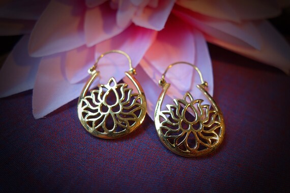 Boucles Doreille Dorées Fleur De Lotus En Laiton Tribale Boheme Ethnique Earrings Golden Ethnic Brass Lotus Tribal Indian Bohemian Hoops