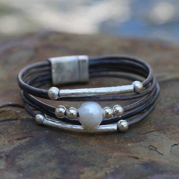 Leather bracelet with Sterling Silver Beads and Freshwater Pearl.