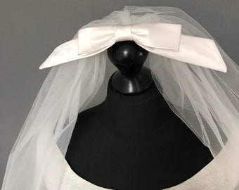 Short bouffant veil with long bow