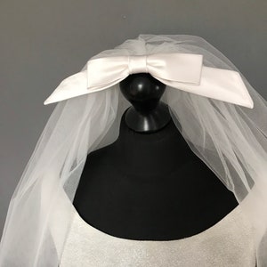 Voile bouffant court avec noeud long
