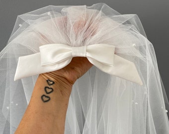 Short bouffant veil with long bow with Pearl detail