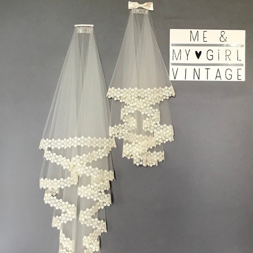 Voile cascade bordé de dentelle fleurie