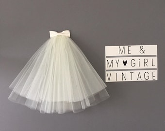 Bouffant short layered 60s style veil