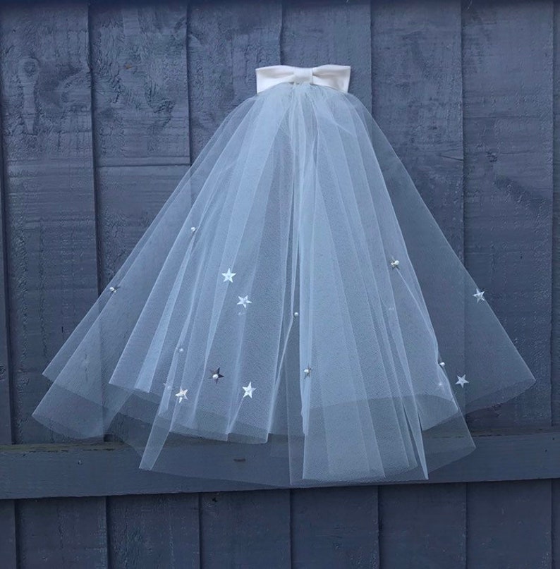2 layered short 50s styke veil with Star Sequin Detail