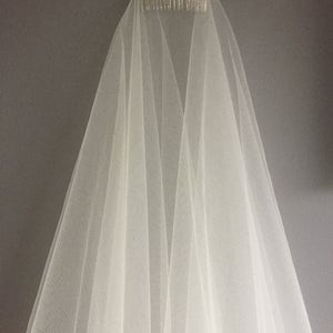 Cut edged sheer and simple wedding veil image 2