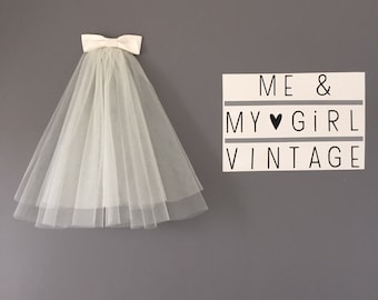 Short 60s Style Veil with bow detail