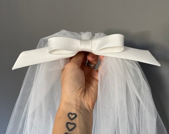 Short full veil with narrow bow