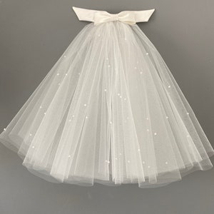 Short bouffant veil with long bow with Pearl detail image 4