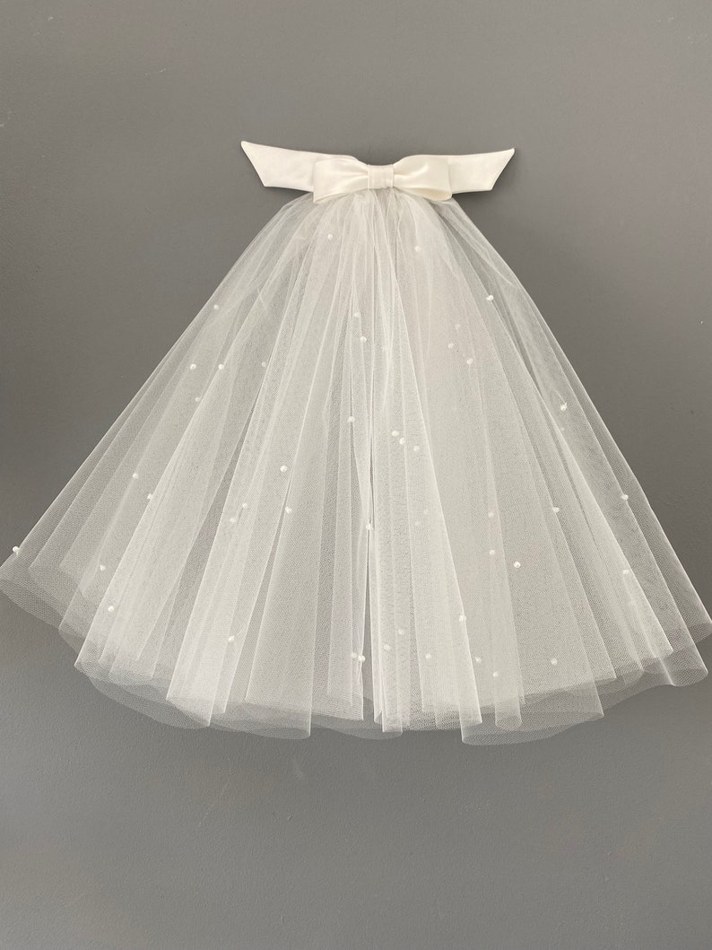 Short bouffant veil with long bow with Pearl detail image 4