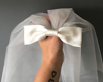 Short wedding bow veil 60s style