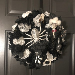 Halloween Kranz, Halloween Dekoration, Halloween, Skelett, Schädel, schwarz, weiß, Swarovski, Skelett Kranz, Schädel-Kranz, Spider Kranz, Rosen