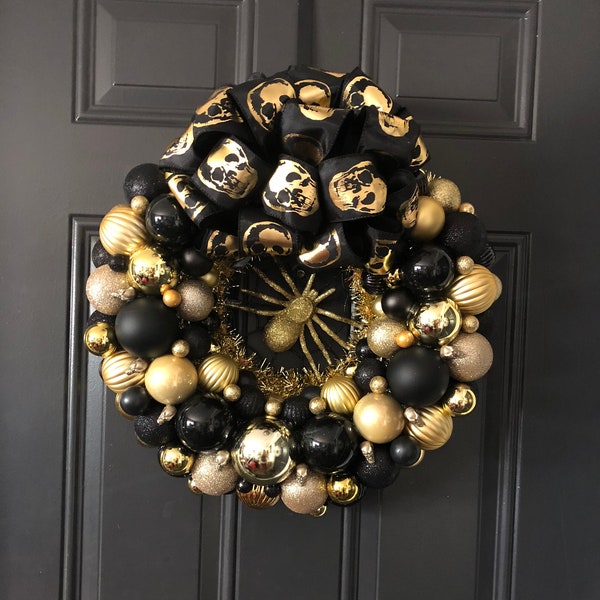 Halloween Wreath, Halloween Decor, Bulb Wreath, Ornament Wreath, Wreath, Scary Wreath, Haunted Wreath, Skull Wreath, Skulls, black, gold