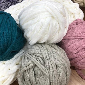 Woven Chunky knit yarn.  Perfect for arm knitting.