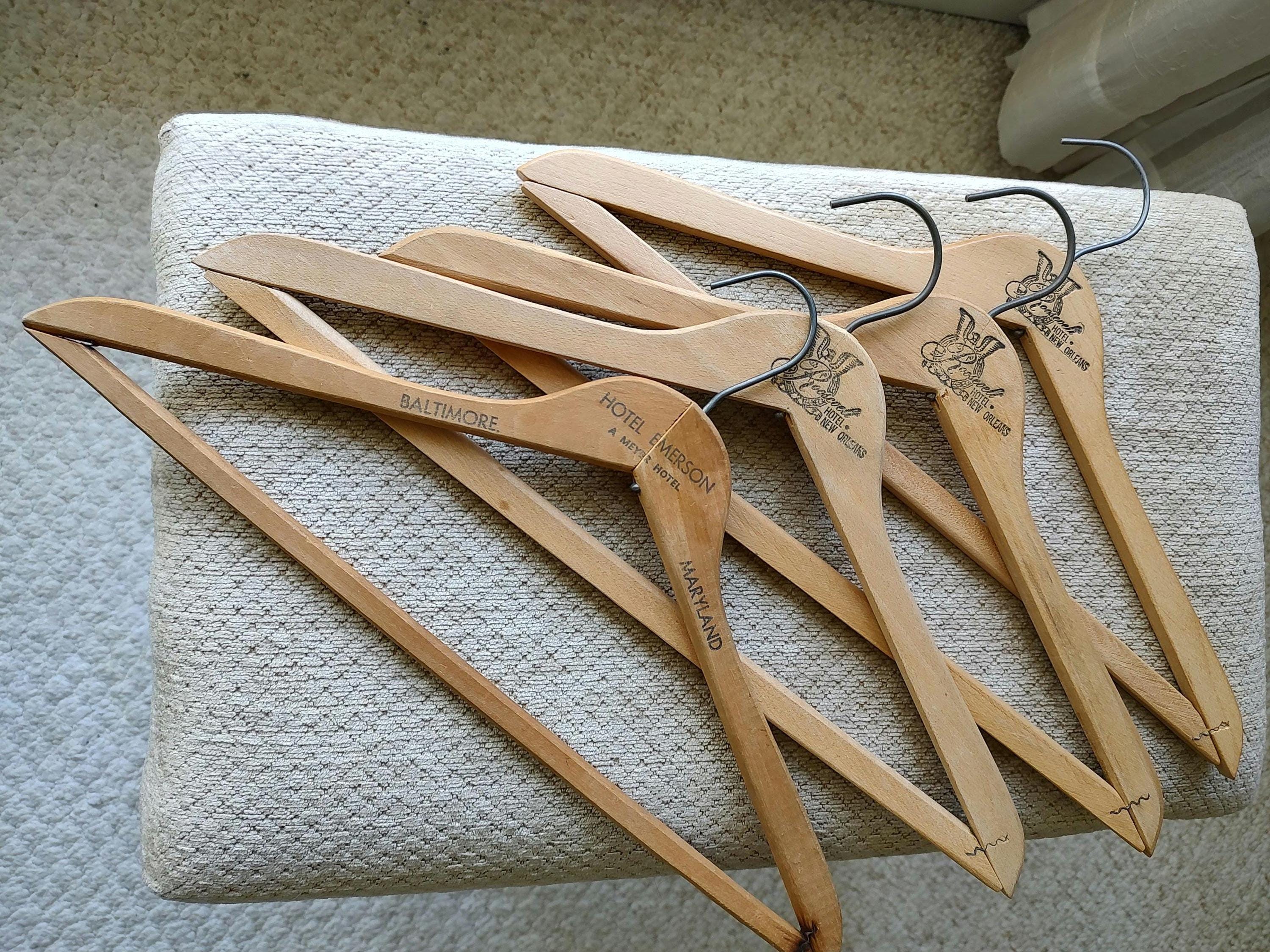 US vintageハンガーHiltonHotel 他グッドステンシル４本セット Vintage Hotel Wood Hangers - Etsy