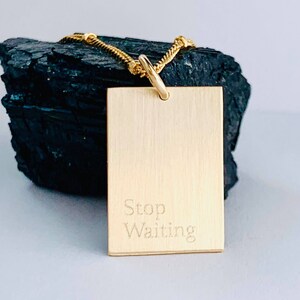 Colar Stop Waiting, colar significativo, joias de afirmação, pingente de ouro inspirador, colar fortalecedor, colar mantra de ouro 14k