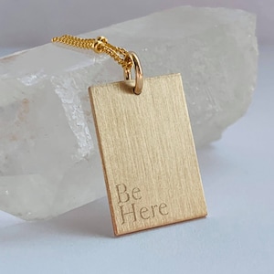 Colar Be Here, colar fortalecedor, colar significativo, joias de afirmação, pingente de ouro inspirador, colar mantra de ouro 14k