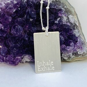 Colar Inhale Exhale, colar significativo, joias de afirmação, pingente de prata inspirador, colar fortalecedor, colar mantra