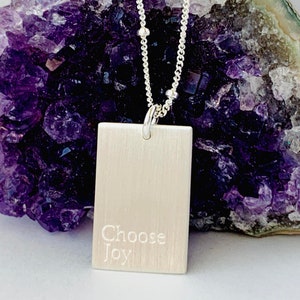 Escolha Joy Necklace prata, colar de afirmação para ela de prata, joias de afirmação de alegria, joias inspiradoras para mulheres, colar de mantra