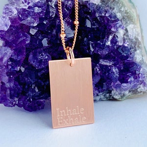 Colar Inhale Exhale, colar significativo, joias de afirmação, pingente inspirador em ouro rosa, colar fortalecedor, colar mantra