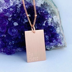 Colar Be Here, colar fortalecedor, colar significativo, joias de afirmação, pingente inspirador em ouro rosa, colar mantra