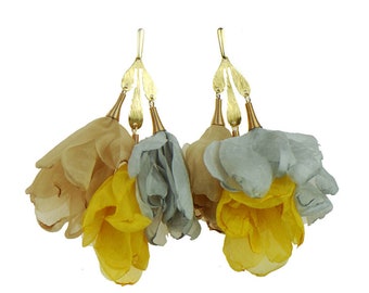 Orecchini in chiffon giallo soleggiato, orecchini di fiori in materiale chiaro, orecchini in chiffon giallo e grigio, orecchini di fiori gioielli, orecchini boho vibe