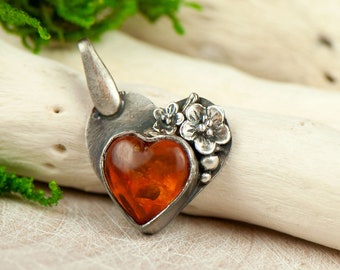 Heart shaped pendant, silver heart pendant, amber pendant, romantic pendant made of silver, baltic amber, gift for a loved one, cute jewelry