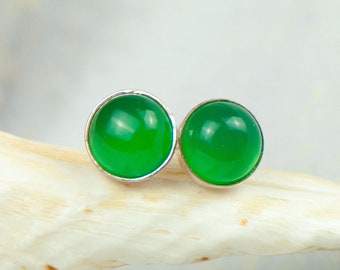 Minimalistic stud earrings with natural green agate, 8 mm round gemstone studs, delicate everyday earrings, green agate earrings, round stud