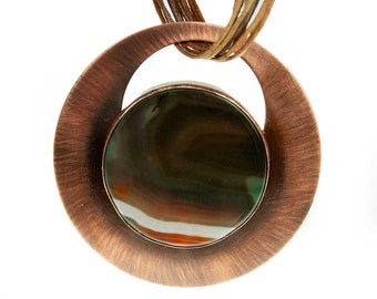 Copper necklace with dark green agate, necklace in autumn colors, round necklace, geometric pendant, pendant for gift, pendant on strings