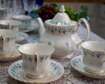 ROYAL ALBERT Memory Lane - Beautiful Dinnerware Tea Set 1964 - 2009