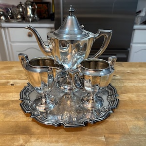 1950年代ヴィンテージ シルバープレート コーヒーサービスセット - Forbes W M Rogers ポット、クリーマー＆シュガーボウル パターン982、プリムローズサービングトレイ イングランド