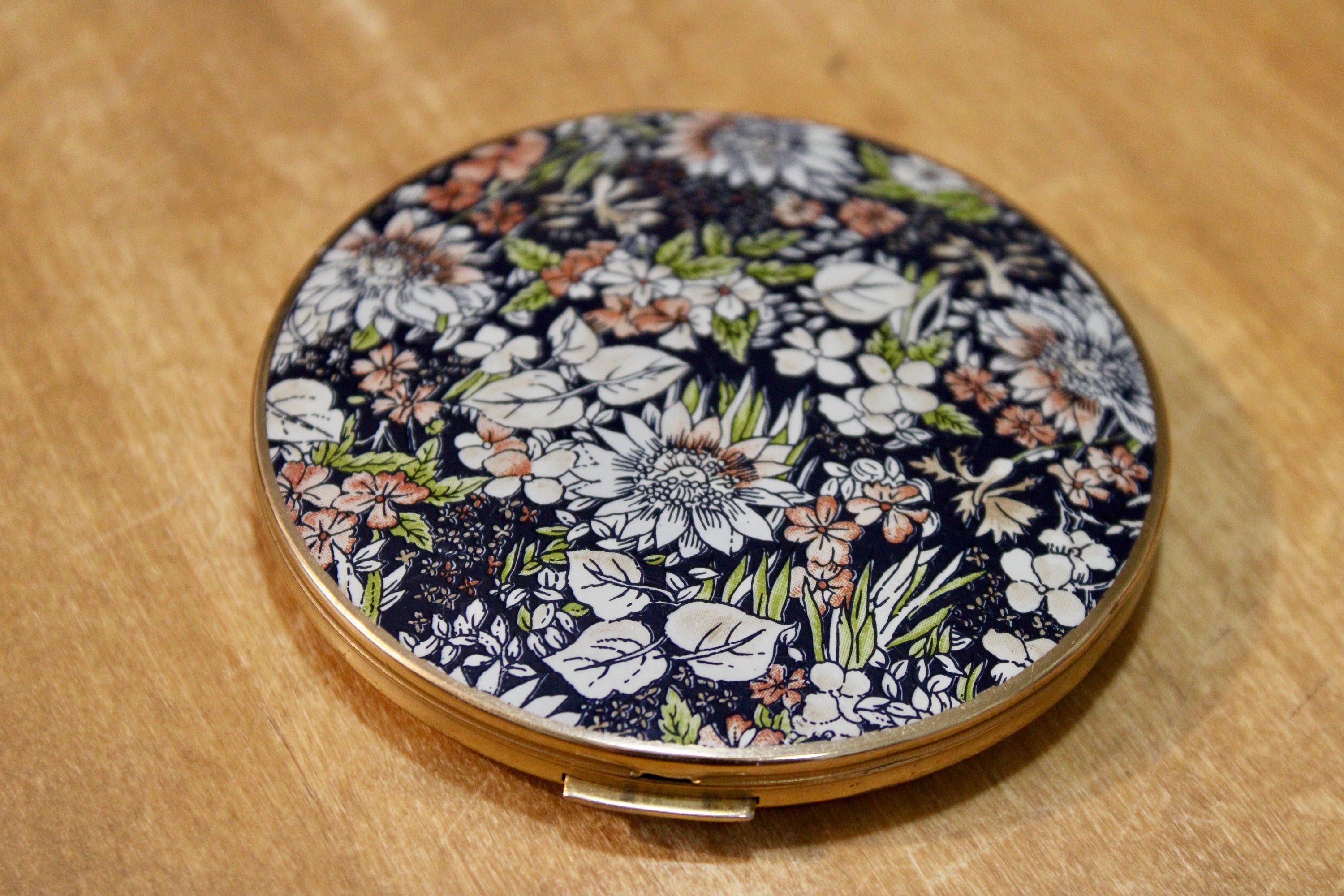 英国製　ストラットン　コンパクト VINTAGE COSMETICS - Stratton Powder Compact Floral Design; Crystal