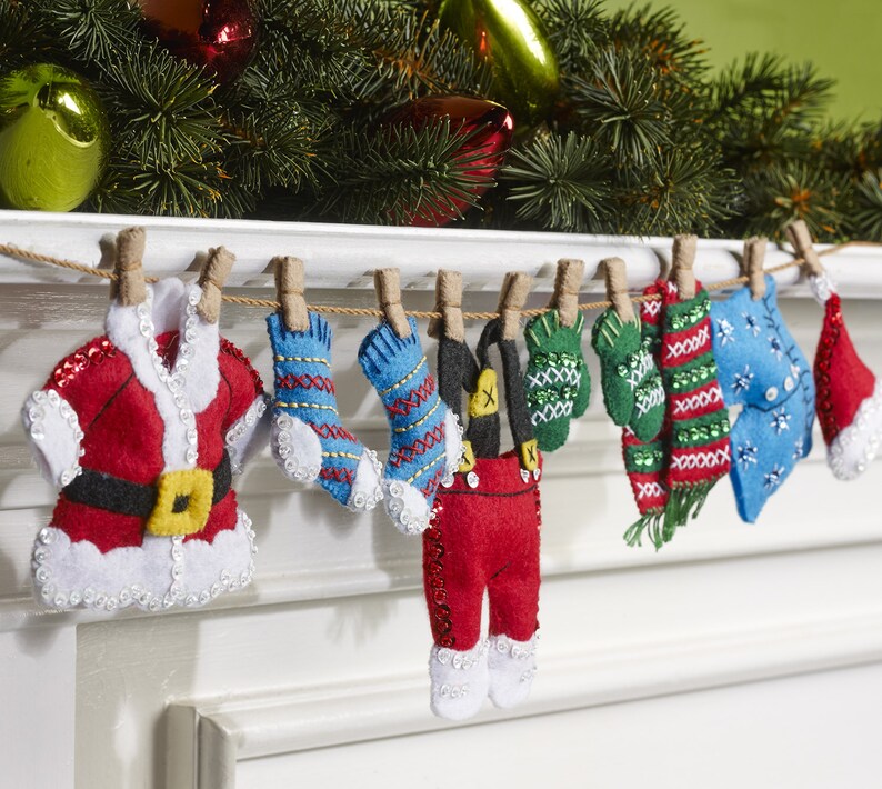 86683 Bucilla Santa/'s Laundry Garland 27 X 5 Felt Applique Kit