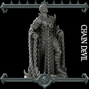 Puede incluir: Una estatua de diablo gris cubierta de cadenas con una expresión amenazante. La estatua está de pie sobre una base gris y tiene una cadena drapeada sobre sus hombros. La estatua está etiquetada como "CHAIN DEVIL".