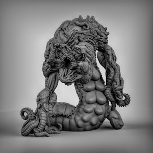 Puede incluir: Una escultura en 3D impresa en gris, detallada, de una criatura monstruosa con un cuerpo serpentino, tentáculos y una boca abierta.